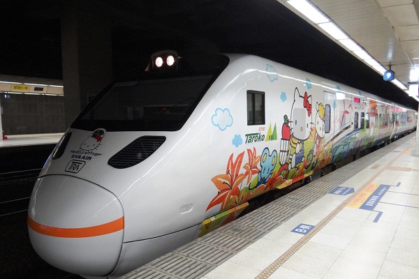 太魯閣「Hello Kitty彩繪列車」於7月卸下塗裝，由「環島之星」觀光列車交棒。（圖／台鐵，以下同）