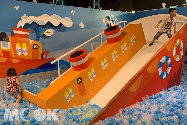 藍色球池與溜滑梯，是孩童們的小小天堂。