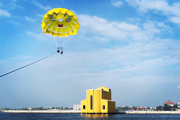 旅人們還能在大鵬灣玩拖曳傘。 (圖／大鵬灣風景區，以下同)