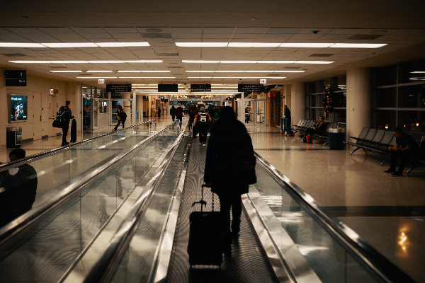 出國旅行行李還是以簡單、實用為主。 (圖／Josh Sorenson on Unsplash)