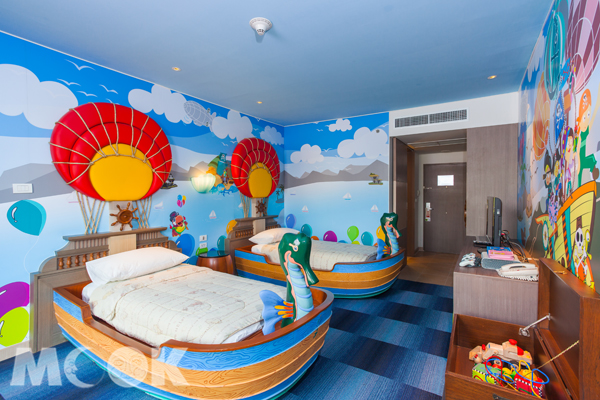 「普吉假日飯店」位於普吉島西岸的度假勝地「芭東」，提供許多玩具主題的家庭房和小孩套房。