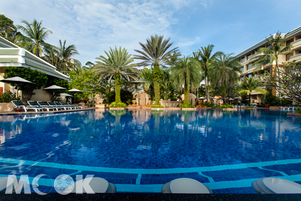「普吉假日飯店」還擁有10個游泳池和設備齊全的健身房