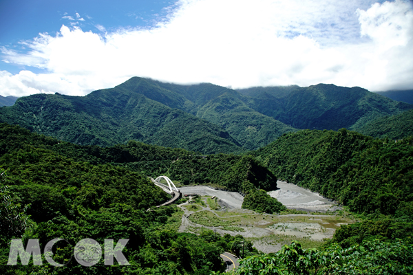 從高132線公路俯瞰龍頭山與多納大橋。(圖／高雄市政府新聞局，以下同)