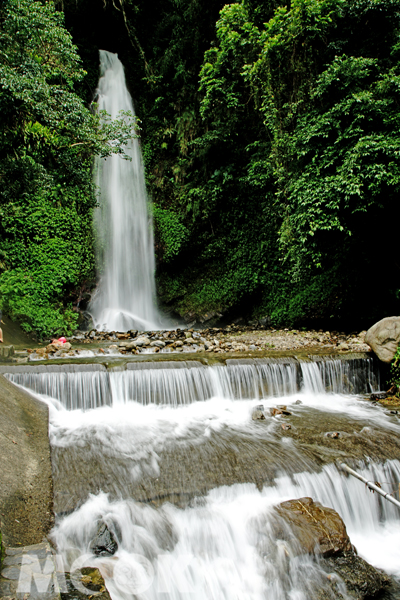 情人谷瀑布享受大自然的SPA，是避暑戲水的好去處。