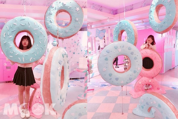 粉嫩色系的甜甜圈打卡造景，宛如置身童話世界。