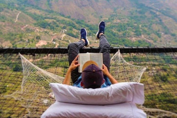 躺在簍空的跳床上看書、看風景會不會太享受。