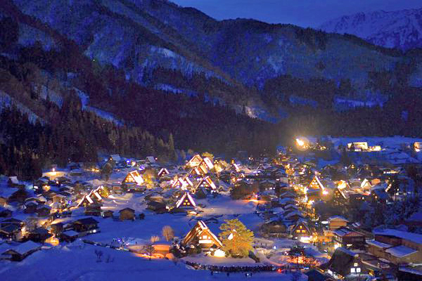 從瞭望台欣賞被白雪覆蓋的合掌村，別有一番風情。 (圖／白川郷Shirakawa-go)