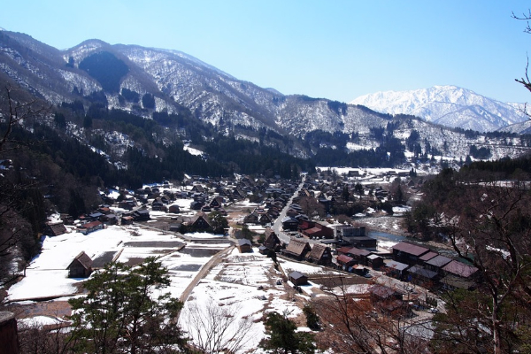 皚皚白雪覆蓋的合掌村。 (圖／白川村官方網站)