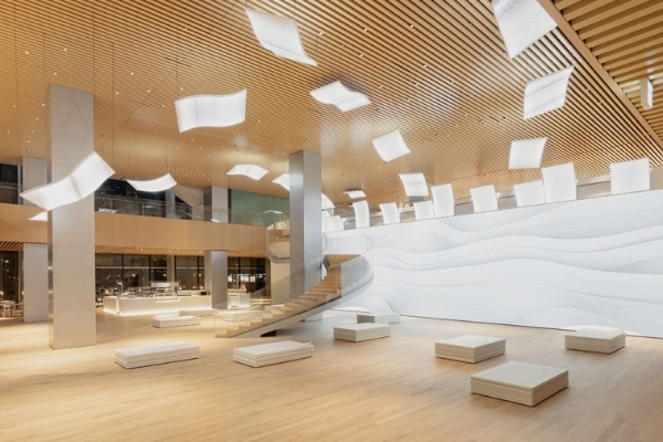 挑高的大廳與巨型螢幕搭配流線的螺旋梯，美感爆棚。 (圖／Shiseido Japan)