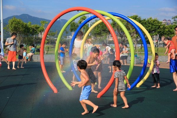 大佳河濱公園戲水區，孩子們玩得不亦樂乎。 (圖／台北市政府)