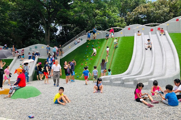 公園內擁有溜滑梯、沙坑以及噴水池提供小朋友同樂。 （圖／新北市政府）