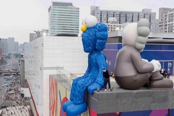 備受大家喜愛的KAWS將於台灣帶來以BFF為主題的「KAWS BFF SCULPTURE」雕塑展。（圖／KAWS）