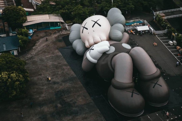 才宣布要在日本舉辦第四場KAWS:HOLIDAY，現又準備於台中舉辦KAWS BFF SCULPTURE雕塑展。(圖／KAWS:Holiday Japan)