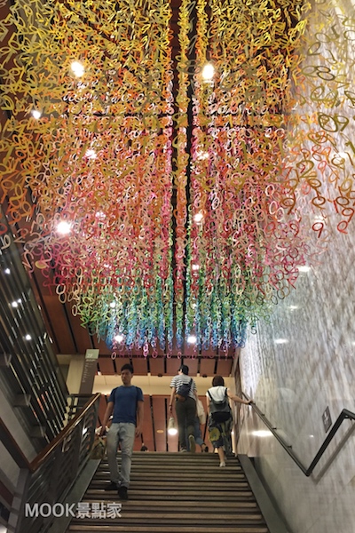 「100 colors光譜漫遊」就在前往二樓書店的步梯上方。