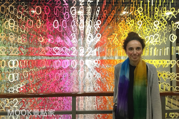 「100 colors光譜漫遊」創作者Emmanuelle Moureaux為旅日法籍的建築設計師，繽紛的色彩是她作品的標誌。