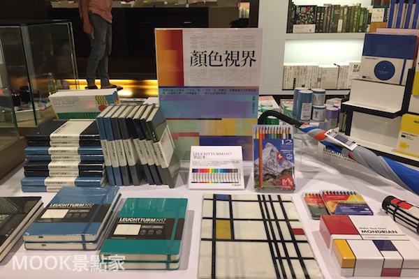 書展旁也陳列許多色彩繽紛的商品。