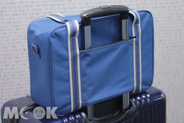 專為行李箱設計的手把套袋防止行李行進中掉落。