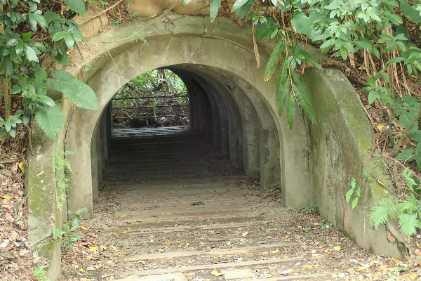 富陽公園內可見過去曾做為彈藥庫軍事管制區的廢棄涵洞。