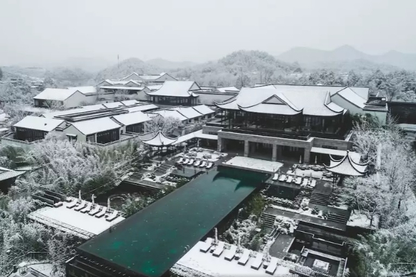 冬天披著雪的安吉悅榕莊，景色美如畫。