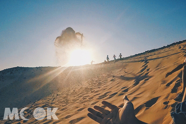 熱氣球降落於沙漠中，太陽已照耀大地。  (圖／e._lai)