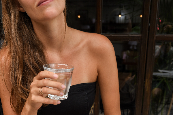 喝水必須多次、少量、緩慢的喝。 (圖／Pontus Ohlsson on Unsplash)
