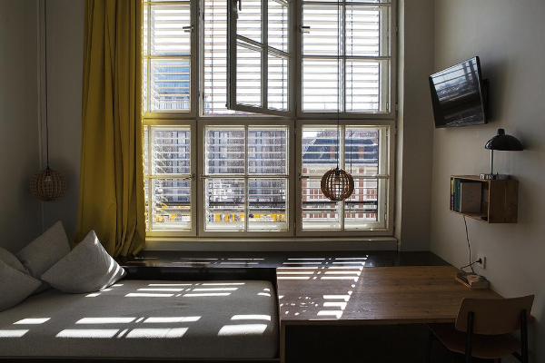 大面的百葉窗讓自然採光能輕易透進屋內。