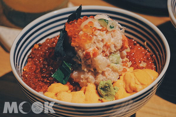 特上海鮮丼飯，爆量的鮭魚卵、海膽與蟹肉。 (圖／MOOK景點家廖維仁)