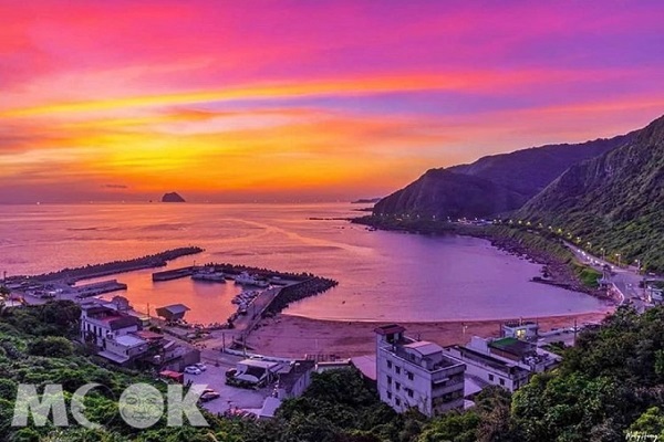 火燒雲因著天氣變化限定出現，可遇不可求，紅橘色夕陽光照染天氣，美到不行。（圖／molly888666，以下同）