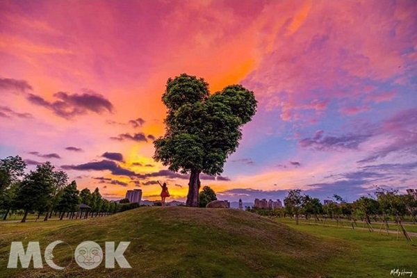 有著可愛米奇樹的台中萬坪公園與火燒雲天空相應下，宛如童話電影般美景呈現。