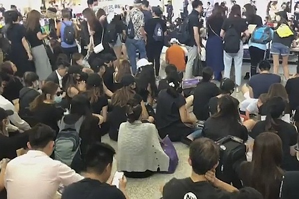 香港機場也有許多陳抗人士集結。(圖／美國之音)