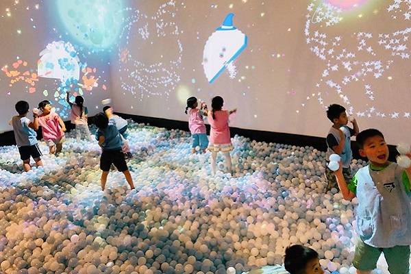 日本藝術團隊設計「Bubble World」互動球池遊戲。