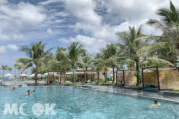 富國島上的度假飯店多有美麗的風光與游泳池。(圖／cheriechang1217)