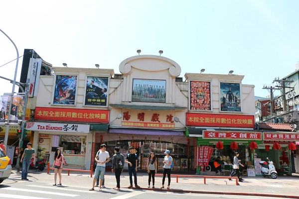 陽明戲院已有70年歷史，屬於台北最悠久的影城戲院，帶動士林夜市商圈的發展。