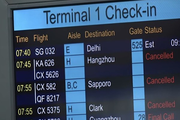 香港機場顯示許多航班已被取消。(圖／RTHK)