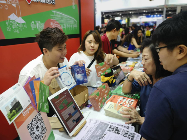 北市觀傳局於新加坡旅展推出台北商圈店家優惠酷卡。(圖 / 北市觀傳局)