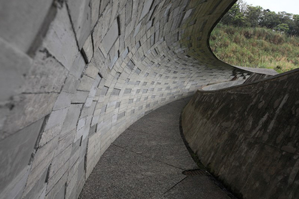 櫻花陵園的入口充滿流線型與幾何美感。 (圖／礁溪鄉公所)
