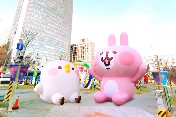 P助與粉紅兔兔大型氣球。