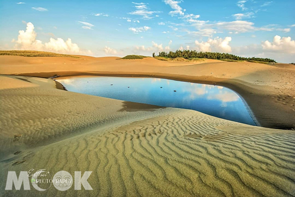沙洲起伏的光影線條變得明顯，雨後沙坑積水處也成為獨特美景。(圖片提供／ncc0q1738)