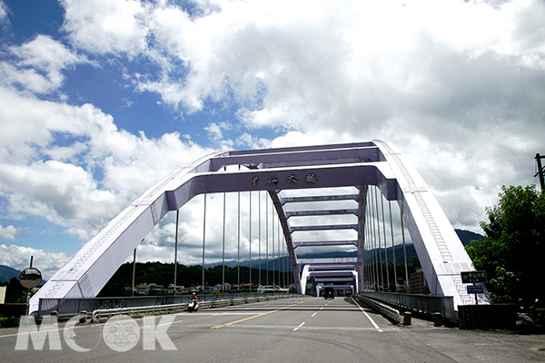 紫色橋身的甲仙大橋，是進入甲仙的地標意象。
