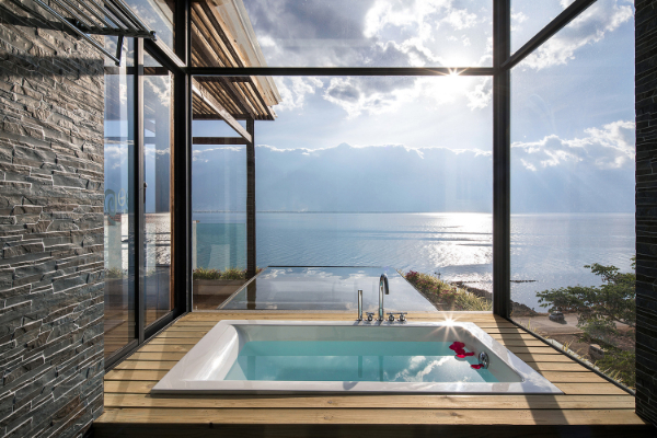 酒店內的浴室能輕鬆坐擁絕美洱海景緻。 (圖／Dali Munwood Panorama Resort Hotel，以下同)
