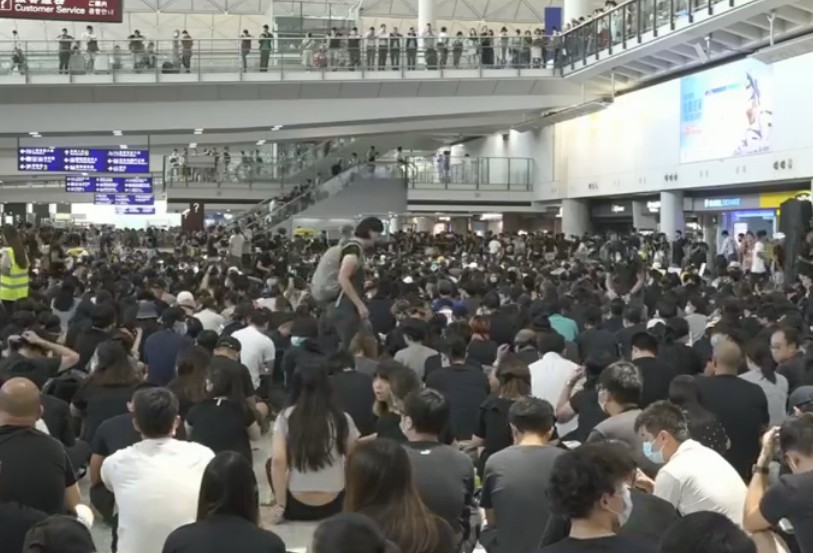 12日香港機場有大批反送中機會人士聚集。 (圖／RTHK)