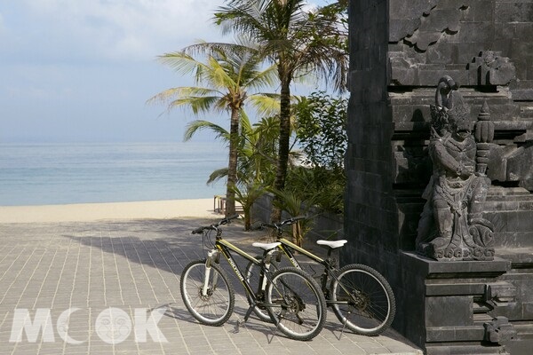 騎自行車欣賞沙灘美景