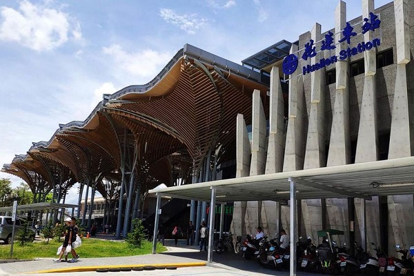 花蓮火車站為台灣東部為一的特等車站，每日進出大量人次。（圖／交通部鐵道局）