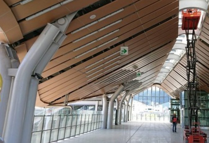 花蓮火車站利用空間與視覺的通透性設計，將山水景觀與建築融合。（圖／臺鐵）