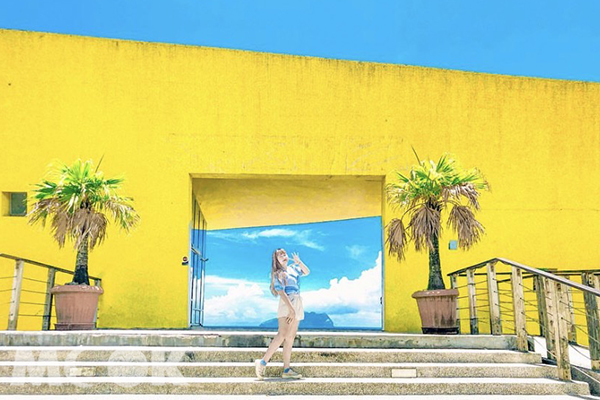 咖啡廳的黃色外牆搭配蔚藍天空超好拍。 (圖／gominkin)