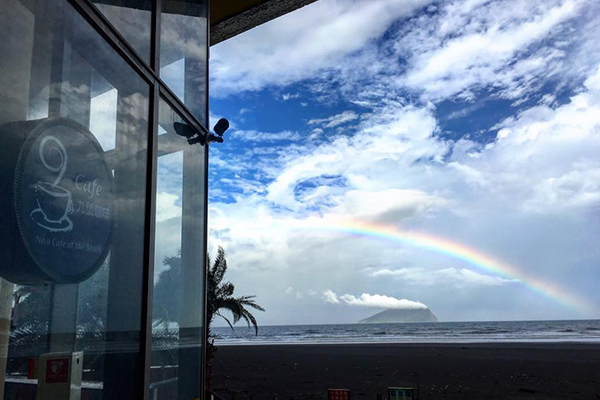 外澳沙灘雨後的彩虹。 (圖／九號咖啡外澳館)