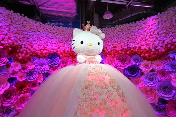 夢幻花海裙：4500朵彩色玫瑰花打造的花牆，3米高Kitty穿上蛋糕主題紗裙，紗裙更會定時升起，展出內裡迷人的花海。