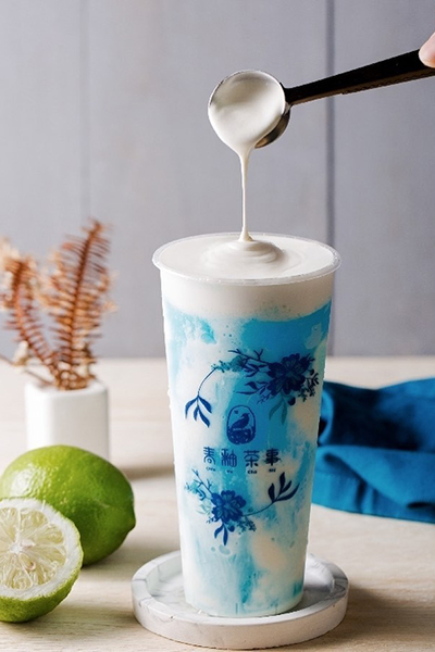 「青花瓷奶蓋」清爽的藍色冰沙搭配冰淇淋。