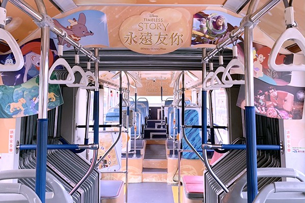 全台首輛迪士尼彩繪巴士，內裝有滿滿迪士尼動畫元素。(圖／台中市政府，以下同)