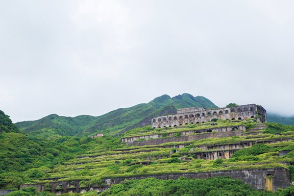 十三層遺址是為日治時期挖掘銅礦留下的建築。(圖片來源／交通部觀光局)